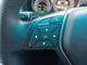運転中にステアリングから手を離さなくても、オーディオなどの操作が可能な、ステアリングスイッチを装備しています。