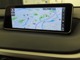 【ナビ】地図画面などをフルスクリーンで表示できるナビゲーションシステム。より精度の高いルート探索や渋滞回避ルートの案内など、快適な運転を支援する情報の入手が可能となります。