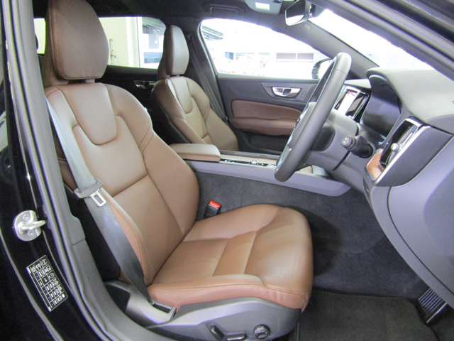 落ち着いたブラウンカラーのレザーシート。運転席・助手席は電動調節機能がご利用いただけます。