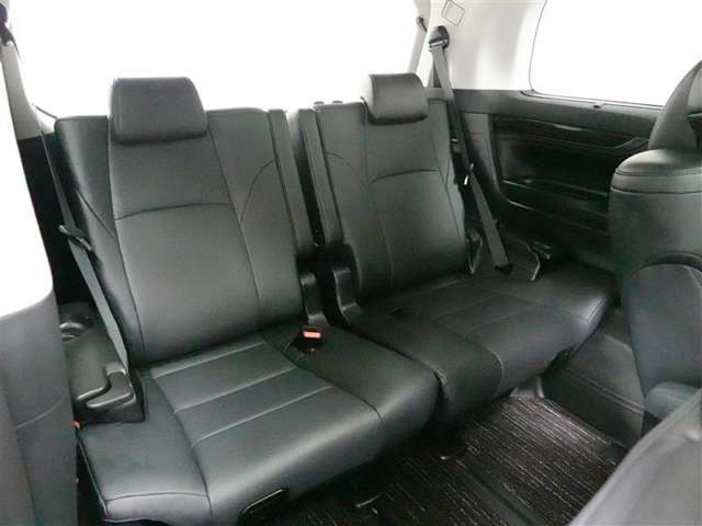 サードシートは３人乗車可能です。