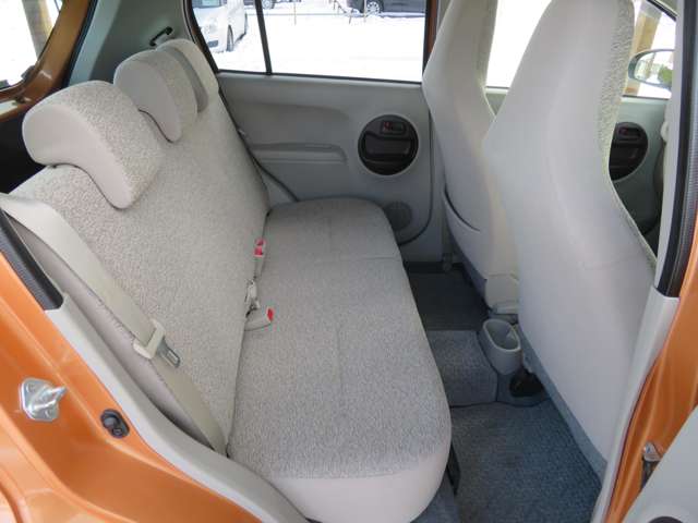 ●後席右側シートの使用感：破れ・へたりも少なく、ご覧の通りきれいな状態を維持しております。