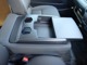 中央席の背面に、マルチユースシートバックコンソール（格納式テーブル＋Ａ４サイズ収納可能ポケット＋カップフォルダー２個）が装備されています。