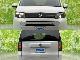 フロントは横長のライトが端正な表情をつくり、点灯時も前方からの視認性に配慮された印象です。リアは縦型のランプが後ろ姿を引き締め、夜間の存在を知らせやすいデザインです。