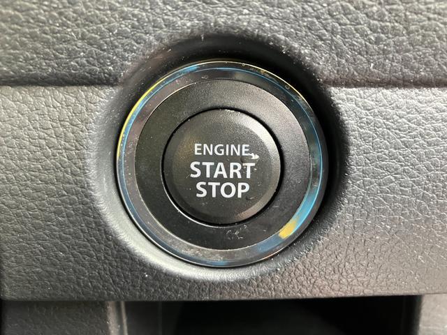 スマートキーが運転席付近にあればブレーキペダルを踏み込んだ状態でプッシュスタートスイッチを押す事でエンジンを始動させることができます。