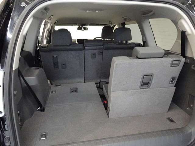 サードシートは独立可倒、荷物に合わせてラゲッジスペースをアレンジできます。