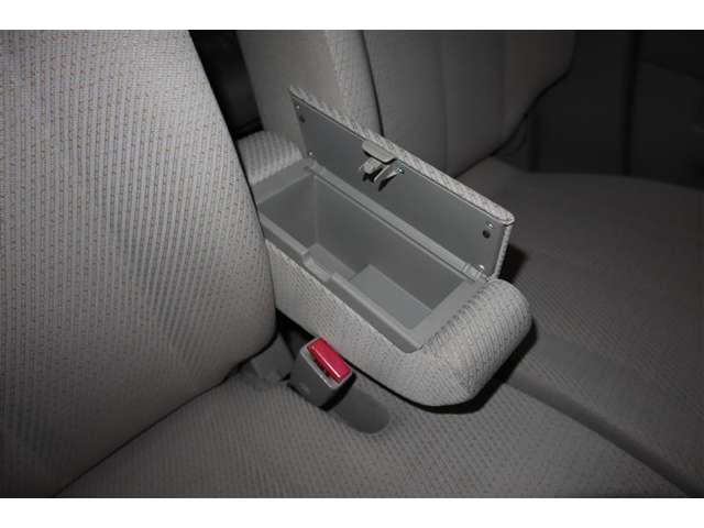 運転席からも助手席からも手が届きやすく、小物などを置いておくのにとても便利♪
