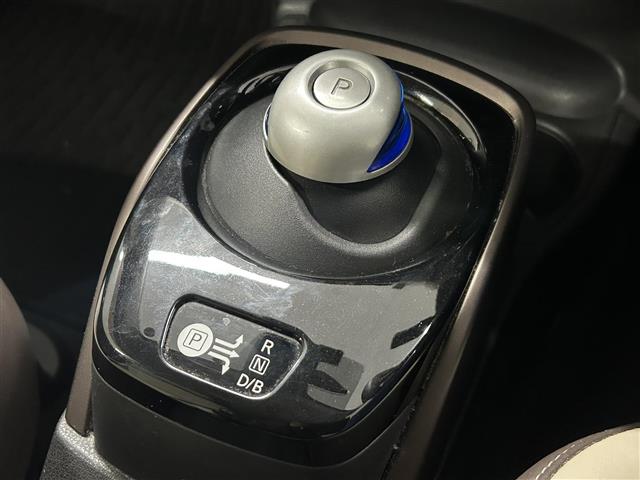 【シフトレバー】近年のハイブリッド車特有のスマートなシフトレバー。身近に触れるポイントですが、先進的で近未来のような印象を受けますね。