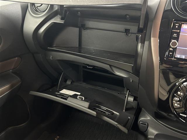 【グローブボックス】車検証、サングラスやCDなど小さい荷物が収納できるので車内を綺麗に整頓できますね。