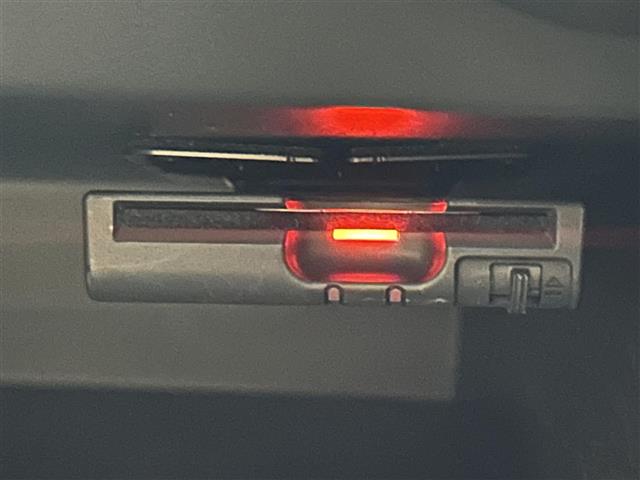 【ＥＴＣ】有料道路を利用する際に料金所で停止することなく通過できる、ＥＴＣ車載器（ノンストップ自動料金収受システム機器）が装備されています。セットアップを行うことで利用可能になります。