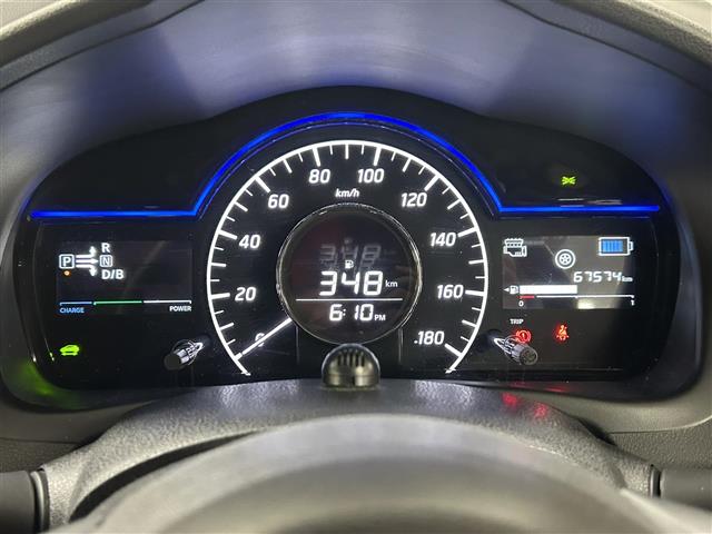【メーターまわり】ドライバーから見やすい位置にあって安全運転に寄与します。メーターも見やすくてシンプルなデザインになっております。