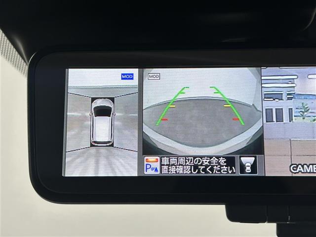【アラウンドビューモニター】自車周辺をぐるりと俯瞰できるカメラで危険を察知。上空からの映像で自動車や障害物の位置が詳細に確認できるので、狭い駐車場でも安心して駐車できますね。