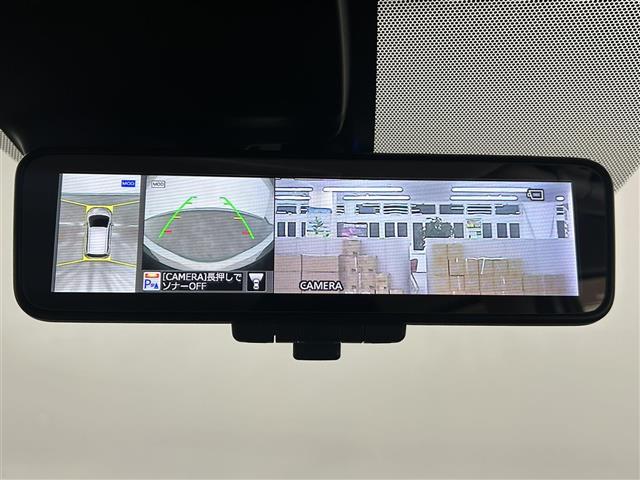 【インテリジェントルームミラー】後方に設置されたカメラの映像がルームミラー型の液晶画面に送出されます。トランク内の荷物が満載でも、視界が妨げられることはありません。
