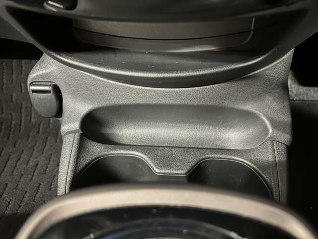 【ドリンクホルダー】ペットボトルやタンブラーなど、飲み物の置き場所に困ることなく、スマートにドリンクが収納可能。