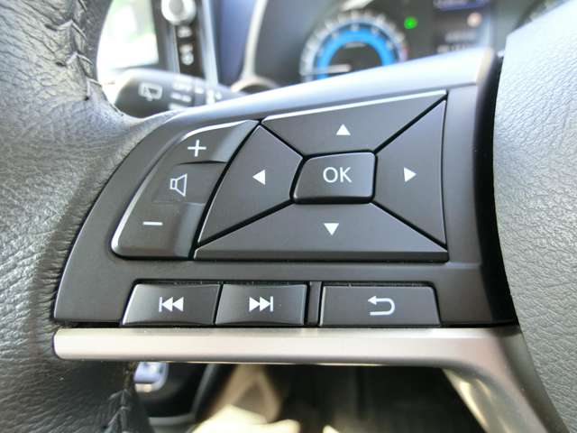 ハンドル左側 便利なナビの操作スイッチ。運転中でも、ハンドルから手を放さずに操作できるので、安全です！