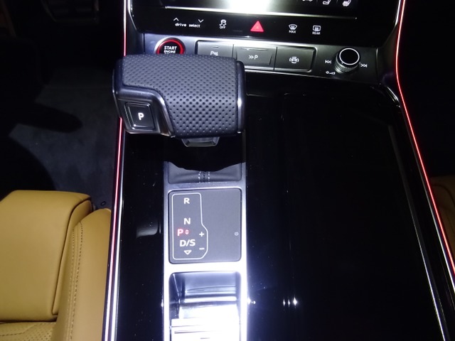 アウディ RS6アバント 4.0 4WD 登録未使用車 千葉県の詳細画像 その16