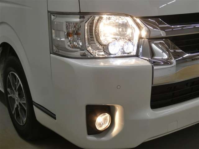 LEDヘッドライトです。デザイン性がよくとても明るいので、夜間の走行や悪天候でも安心です。しかも長寿命！