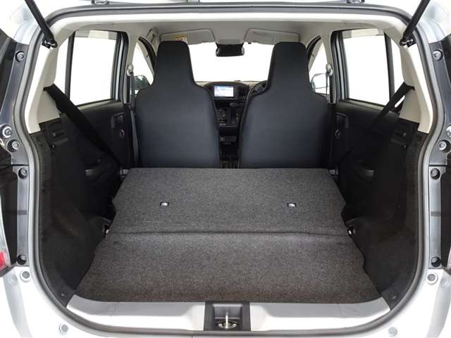 セカンドシートを倒した状態です。荷物に合わせてラゲッジスペースをアレンジできます。