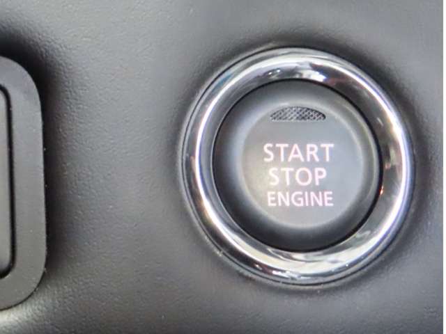 ブレーキを踏んでボタンプッシュでエンジン始動！！