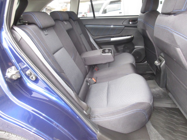 リヤシートは、ゆとりある着座姿勢を保てるようにシートバックの角度を最適化したシートを設定してます。ゆったりくつろぐことが出来ますよ！