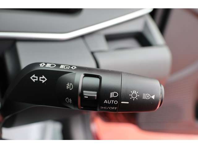 アダプティブLEDヘッドライトシステムは、照射パターンを変化させて対向車や先行車が眩しくならないようにハイビームをキープすることで、良好な視界を確保します。