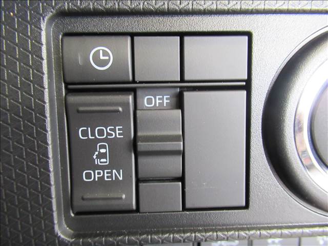 【電動スライドドア】助手席が自動で開閉できます。子供の乗り降りに運転席側から開けられるのは非常に便利です.