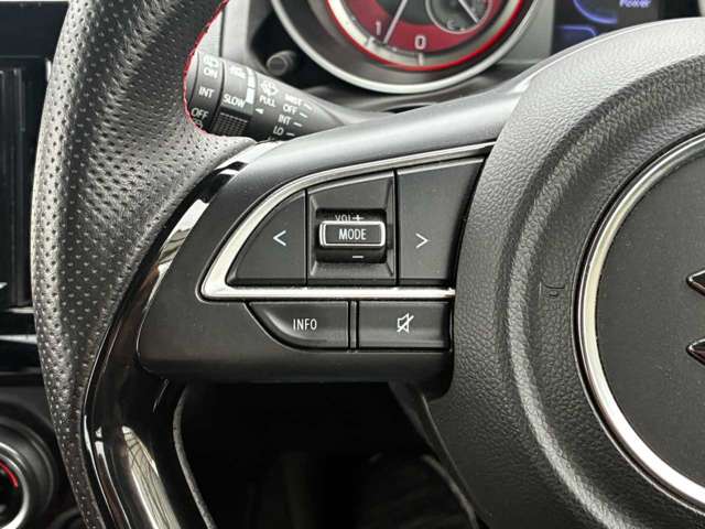 運転中、前方から目線をそらすことなく、オーディオ等の操作が可能な便利機能！安心＆快適なドライブを演出してくれます。