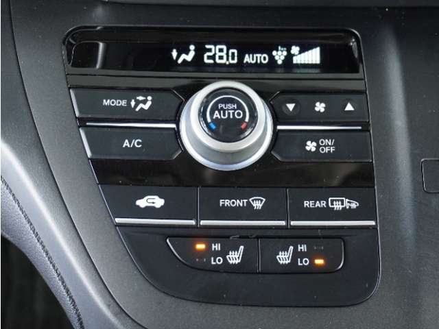 ◆オートエアコン装備◆ お好みの温度を設定をするだけで、後は、自動で風量を調節してくれます！快適にドライブが楽しめます。