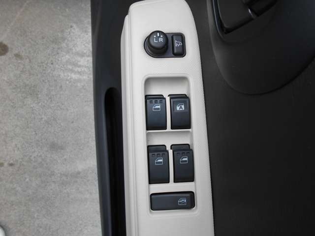 運転席のパワーウィンドウスイッチです。ボタンひとつでお子様がいたずらで窓を開けてしまわないようにロックすることも可能です。