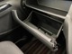 グローブボックス助手席前にあるふた付きの収納を「グローブボックス」と言います。車検証などを収納しておく場所として使われることが多い場所です。