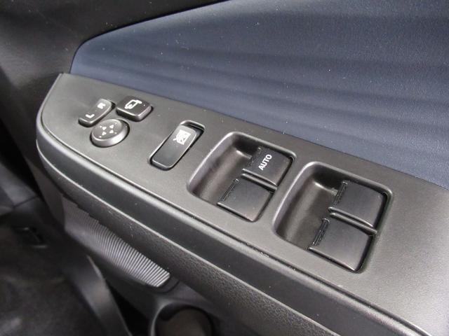 パワーウィンドウのスイッチですよ。 運転席に居ながら窓を開け閉めのコントロールできますよ。