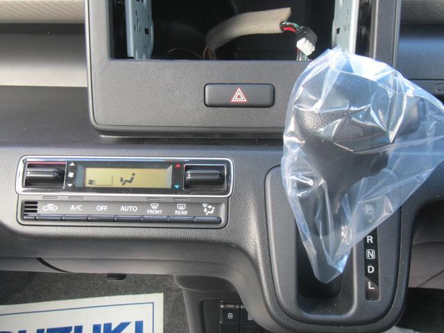 インパネシフトで足元広々です！エアコンは、設定した温度で車内を一定に保ってくれるフルオートエアコンです！