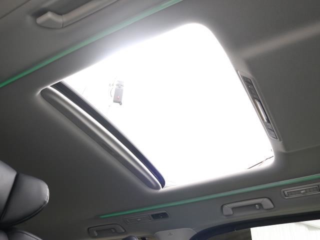 明るさが室内に溢れるムーンルーフですね。 暗い車内でも外の天候関係なく明るい光を取り入れることが出来ますね。 気持ちよくドライビングできますよ。