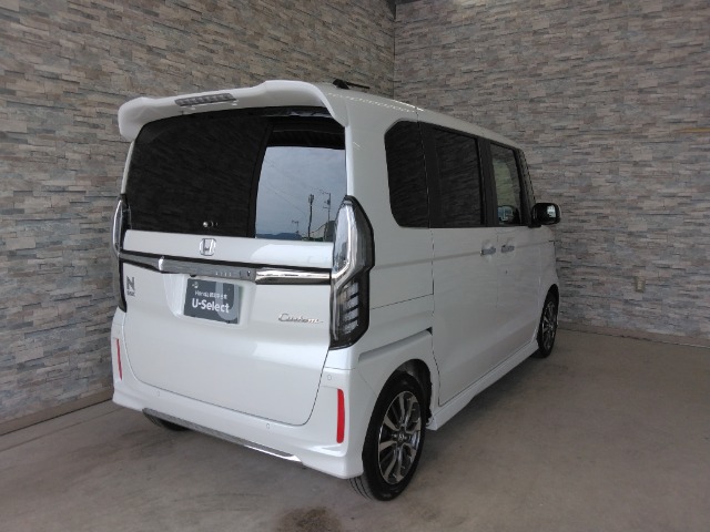 オプションになりますが、ボディーコーティングもご用意しております。新車の輝きに近づき、洗車などのお手入れも楽になりますよ。