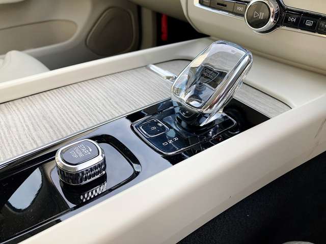 ◆シフトノブ／スウェーデンを代表するオレフォス製のクリスタルガラスを使用。毎日のドライブに特別感をプラスします