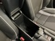 前席のシート間に配置したアームレスト付きのコンソールボックスで運転席助手席がそれぞれくつろげます。