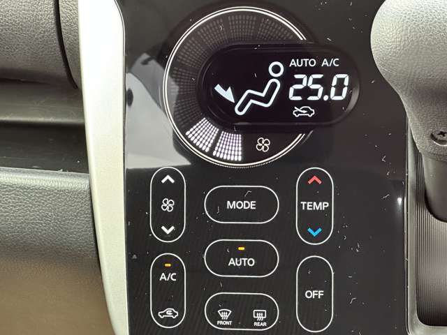 オートエアコンです！温度を設定すれば自動で空調調整をしてくれます。