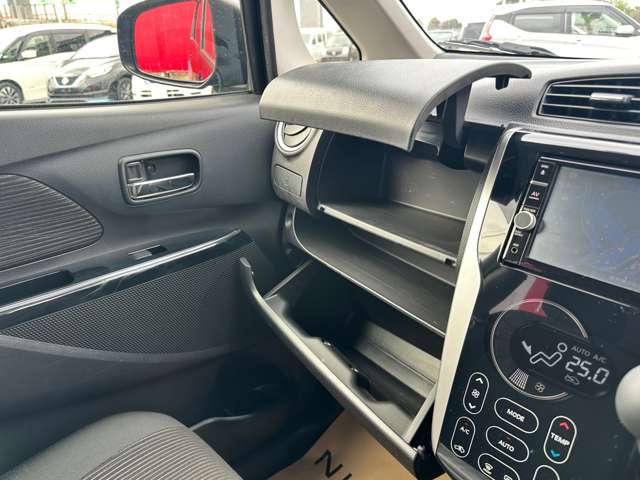 ダッシュボード助手席側上部にインストアッパーボックスがあり、収納に便利です。