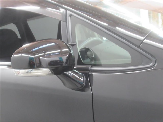 ドアミラーは電動格納機能もあります。駐車する際にこの機能があると大変便利ですね。