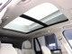 屋根一面まるごととも言える特大サイズのチルトアップ機構付電動パノラマ・ガラス・サンルーフ。晴天時はもちろん、雨天・曇天時にもシェードを開けることで常に開放的な車内空間を実現させてくれます。