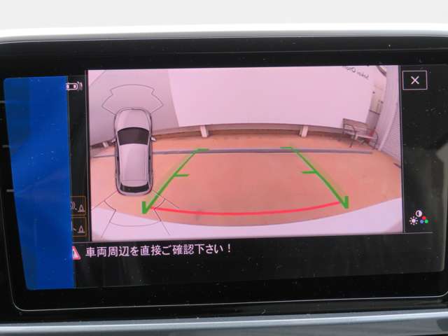 ギアをリバースに入れると車両後方の映像を映し出します。画面にはガイドラインが表示され、車庫入れや縦列駐車の際に安全確認をサポートします☆