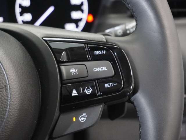 ◆アダプティブクルーズコントロール◆予め設定した車速内でクルマが自動的に加減速。前走車との適切な車間距離を維持しながら追従走行します。