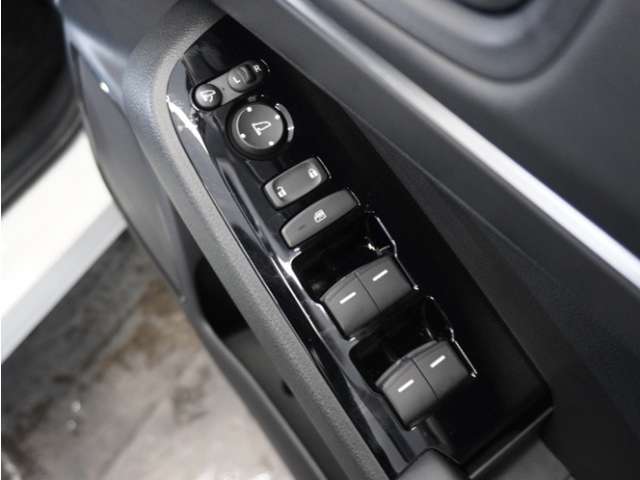 ◆パワーウィンドウスイッチ◆運転席から全席の窓の開閉操作を行うことが出来いつでも換気ができます！