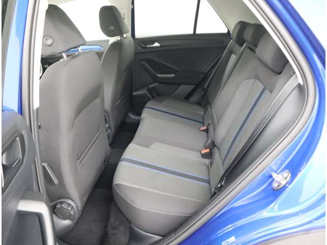 リヤシートには、サイドエアバックが標準装備されています。ＩＳＯＦＩＸ対応のチャイルドシートも取付可能です。