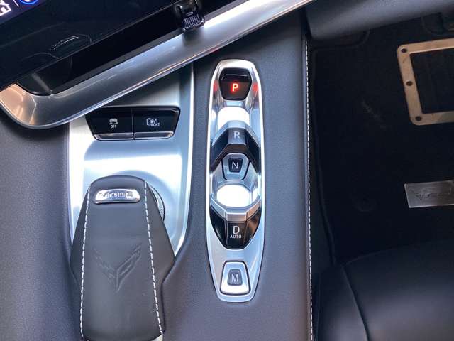 シフトレバーはボタンになっておりすぐ横にはドライブモードの切り替えダイヤルがございます。