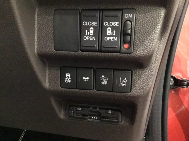 両側電動スライドドアは運転席から操作ができる操作スイッチが付いています。Hondaセンシング用のＶＳＡ（ABS＋TCS＋横滑り抑制）解除とレーンキープアシストシステムなどのメインスイッチも装備