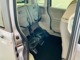 リヤシートの座面を持ち上げて空間を荷室として使用することができます。