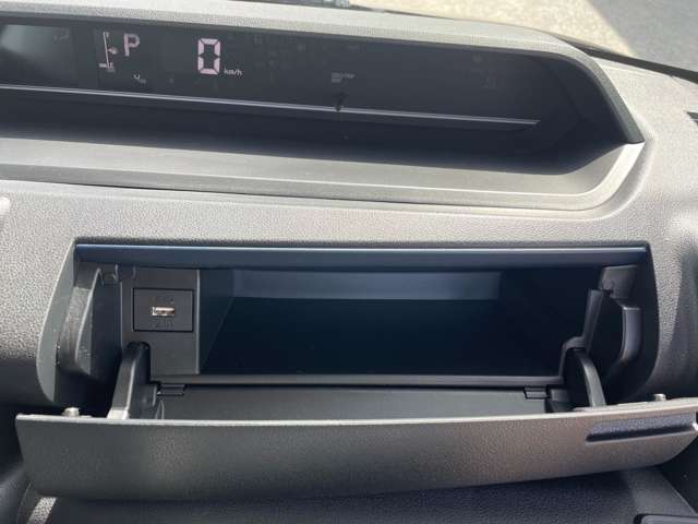 収納ボックスは運転席側にもあり取り出しもラクラクです！！       ＵＳＢ入力端子付きです！車の中で携帯の充電が出来ます！
