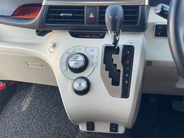 【インパネ中央】簡単操作のオートエアコン操作パネルとインパネ式のシフトレバー♪下には運転席・助手席のシートヒータースイッチが付いています♪
