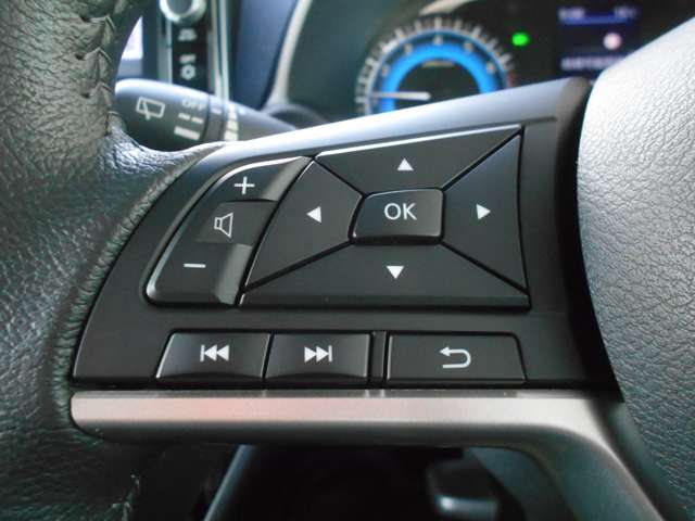 運転走行時に画面に触れることなく手元操作が可能なハンドルリモコン。