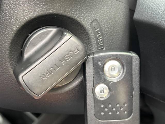 【Ｈｏｎｄａスマートキー】カバンやポケットに入れたままでもドアの施錠・解錠が可能なスマートキーを装備。エンジンのオン・オフ時もカギを取り出す必要が無いからとっても便利です♪
